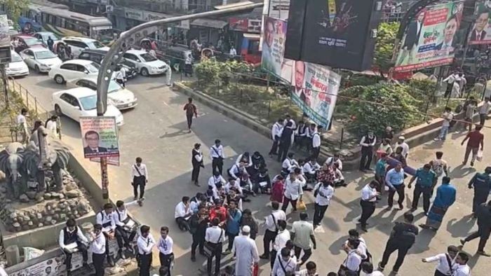 নতুন ‘ঢাকা সেন্ট্রাল ইউনিভার্সিটি’ কাঠামোর বিরুদ্ধে রাস্তায় শিক্ষার্থীরা: সায়েন্সল্যাব মোড় অবরোধ